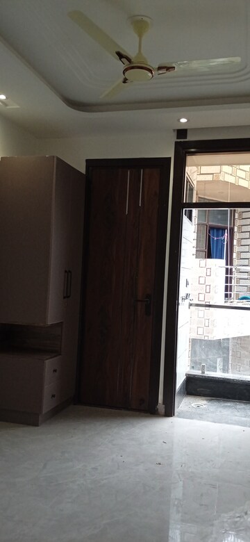 Furnished Amenities in 3 BHK Builder Floor at Mahavir Enclave 1 – for Sale