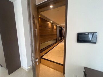 Room in 5 BHK Apartment at Lodha The Park, Worli – for Rent
