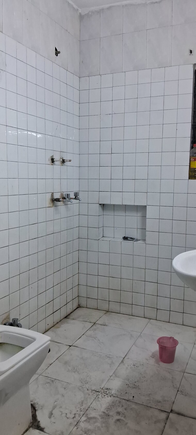 Bathroom, sarita vihar 3.5 Bedroom 2500 Sq.Ft. Apartment In Sarita Vihar Delhi 8722846