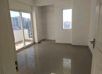 Room in 2 BHK Apartment at Express Zenith, Sector 77 – for Sale