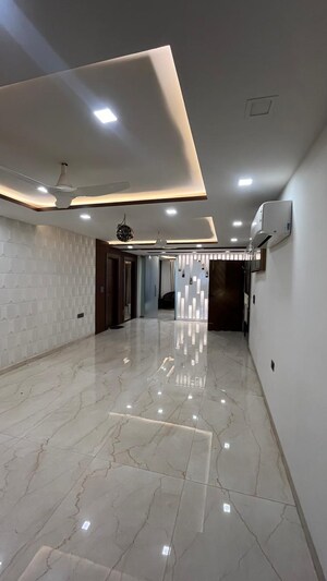 Building Lobby in 3 BHK Builder Floor at BPTP Parkland Pride, Sector 77 – for Sale