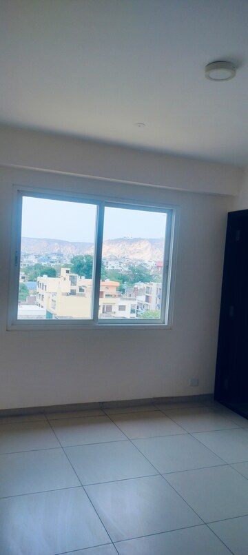 Room in 4 BHK Apartment at C Scheme – for Rent