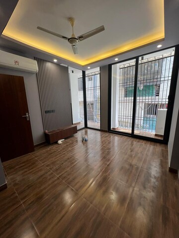 Room in 4 BHK Apartment at Unitech Heritage City, Sector 25 – for Sale