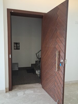 Room in 3 BHK Apartment at Unitech Heritage City, Sector 25 – for Sale