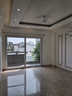 Room in 3 BHK Apartment at Unitech Heritage City, Sector 25 – for Sale