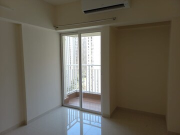 Room in 2 BHK Apartment at Lodha Amara, Kolshet Road – for Rent