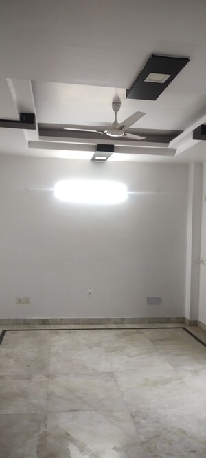 Building Lobby in 2 BHK Builder Floor at RWA Apartments Sector 26, Sector 26 – for Sale