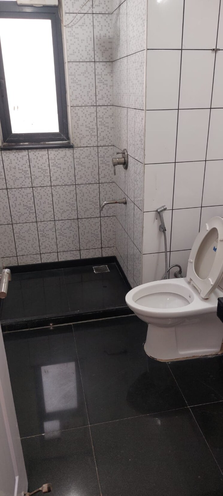 Bathroom, jmd-gardens 3 Bedroom 2020 Sq.Ft. Apartment In Sector 33 Gurgaon 8723435