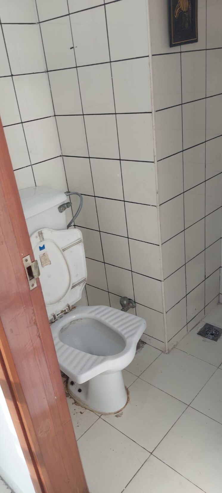 Bathroom, jmd-gardens 3 Bedroom 2020 Sq.Ft. Apartment In Sector 33 Gurgaon 8723435