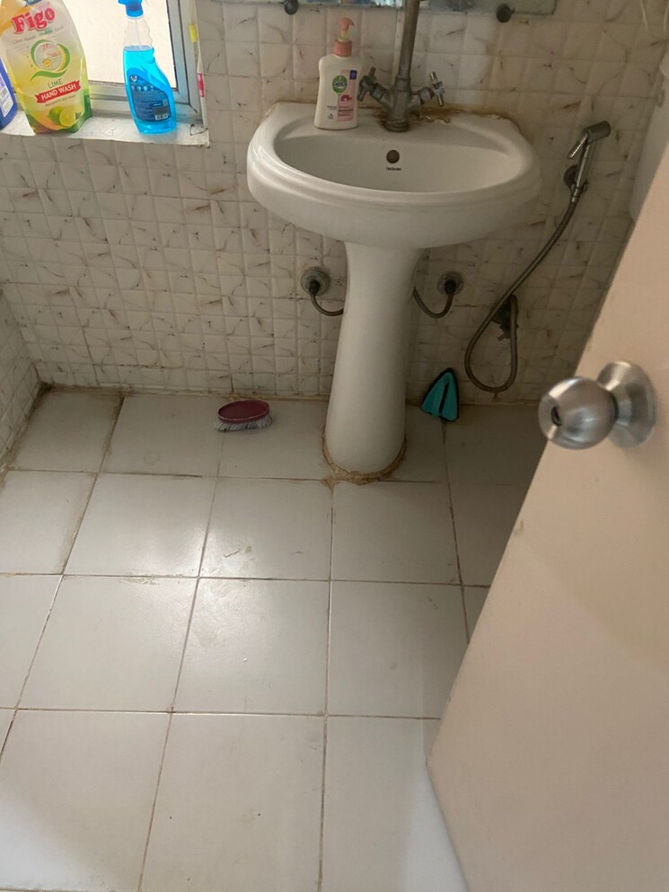 Bathroom, mahagun-mywoods 2 Bedroom 960 Sq.Ft. Apartment In Sector 16c Greater Noida Greater Noida 8723476