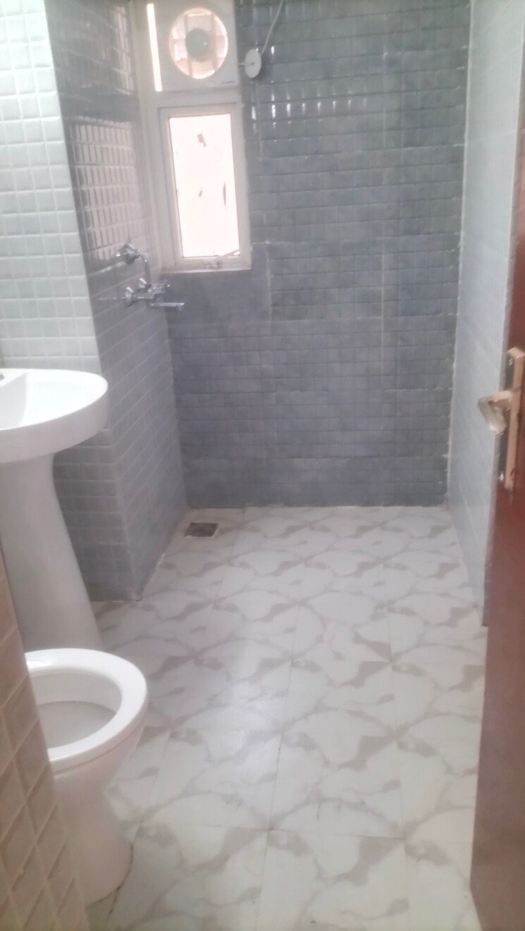 Bathroom, amrapali-centurian-park 2.5 Bedroom 1185 Sq.Ft. Apartment In Tech Zone 4 Greater Noida Greater Noida 8723507
