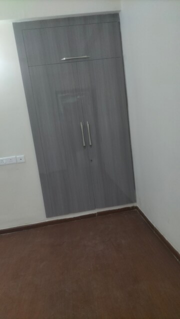 Room in 2.5 BHK Apartment at Amrapali Centurian Park, Tech Zone 4 Greater Noida – for Rent