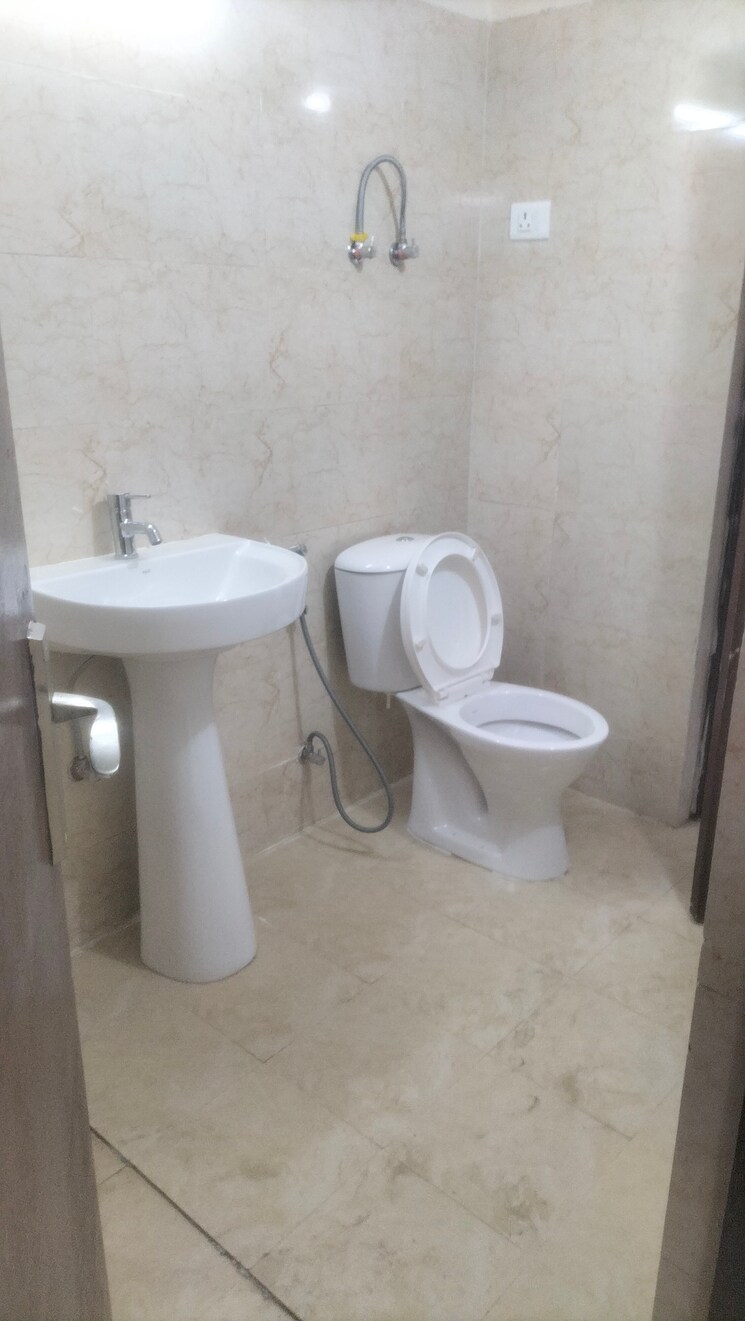 Bathroom, amrapali-centurian-park 2.5 Bedroom 1185 Sq.Ft. Apartment In Tech Zone 4 Greater Noida Greater Noida 8723507