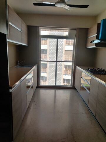 Room in 3 BHK Apartment at L Nagpal Jaswant Heights, Khar West – for Rent