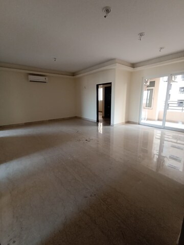 Room in 3 BHK Apartment at Wave Amore, Sector 32 – for Rent