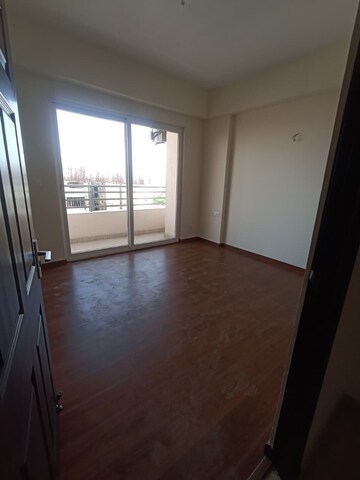 Room in 2 BHK Apartment at Wave Amore, Sector 32 – for Rent