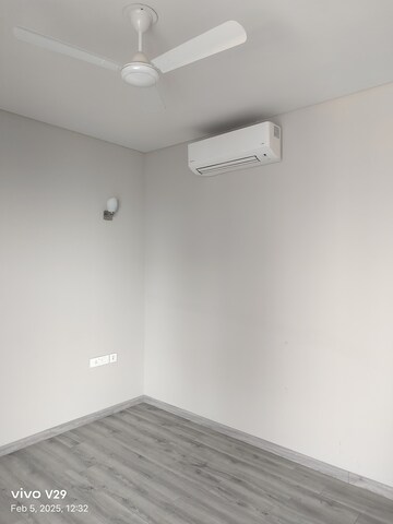 Room in 3 BHK Apartment at Ireo Skyon, Sector 60 – for Sale