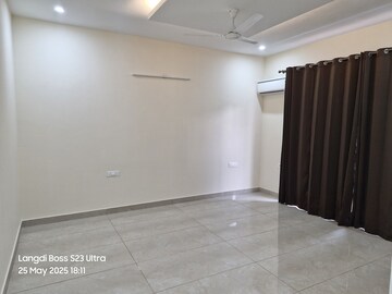 Room in 4 BHK Builder Floor at Sushant Lok ii – for Rent