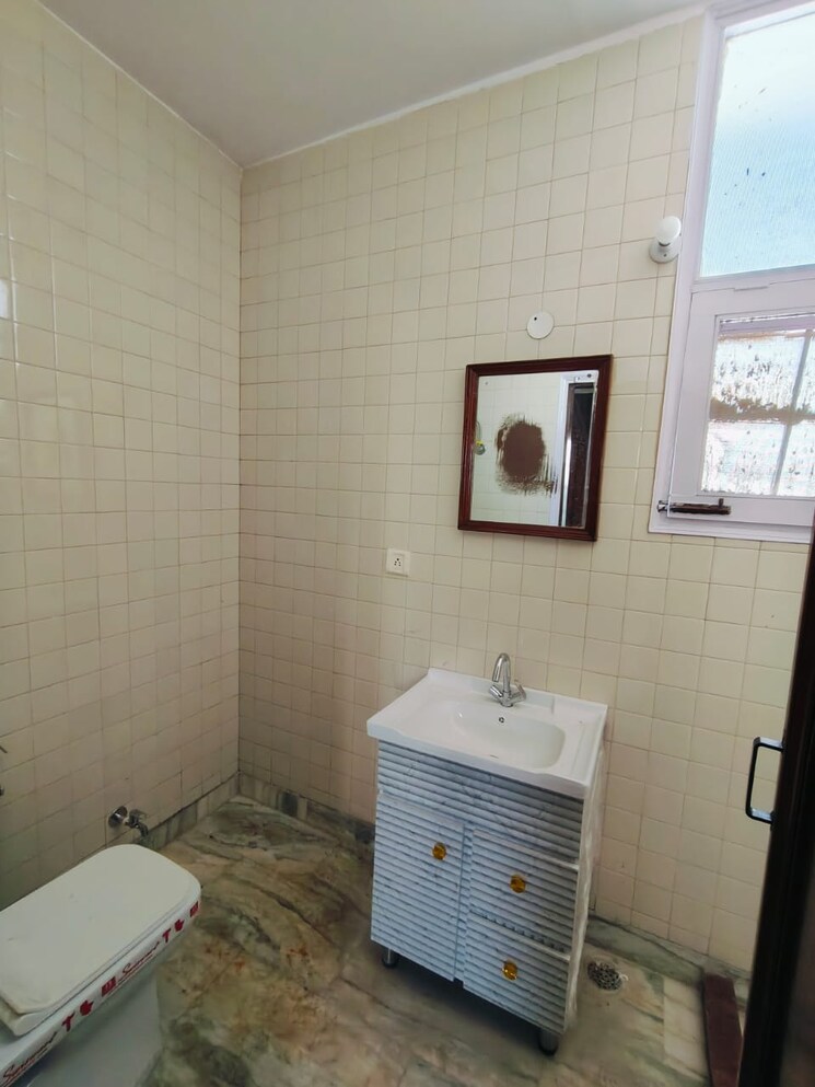 Bathroom, new friends colony 3 Bedroom 500 Sq.Yd. Builder Floor In New Friends Colony Delhi 8723766