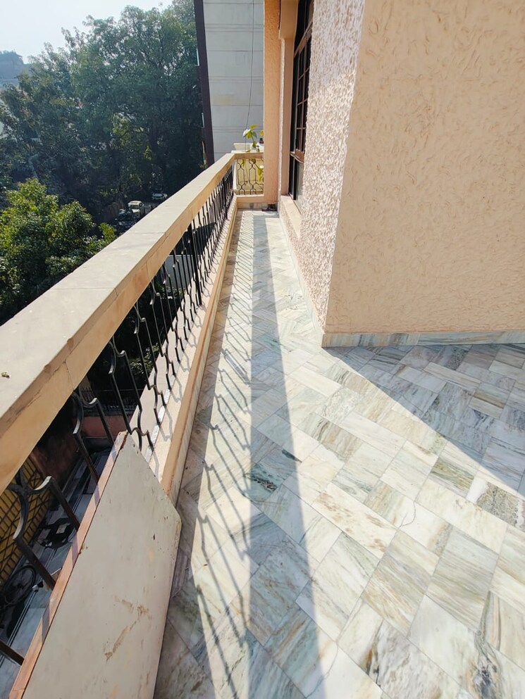 Balcony, new friends colony 3 Bedroom 500 Sq.Yd. Builder Floor In New Friends Colony Delhi 8723766