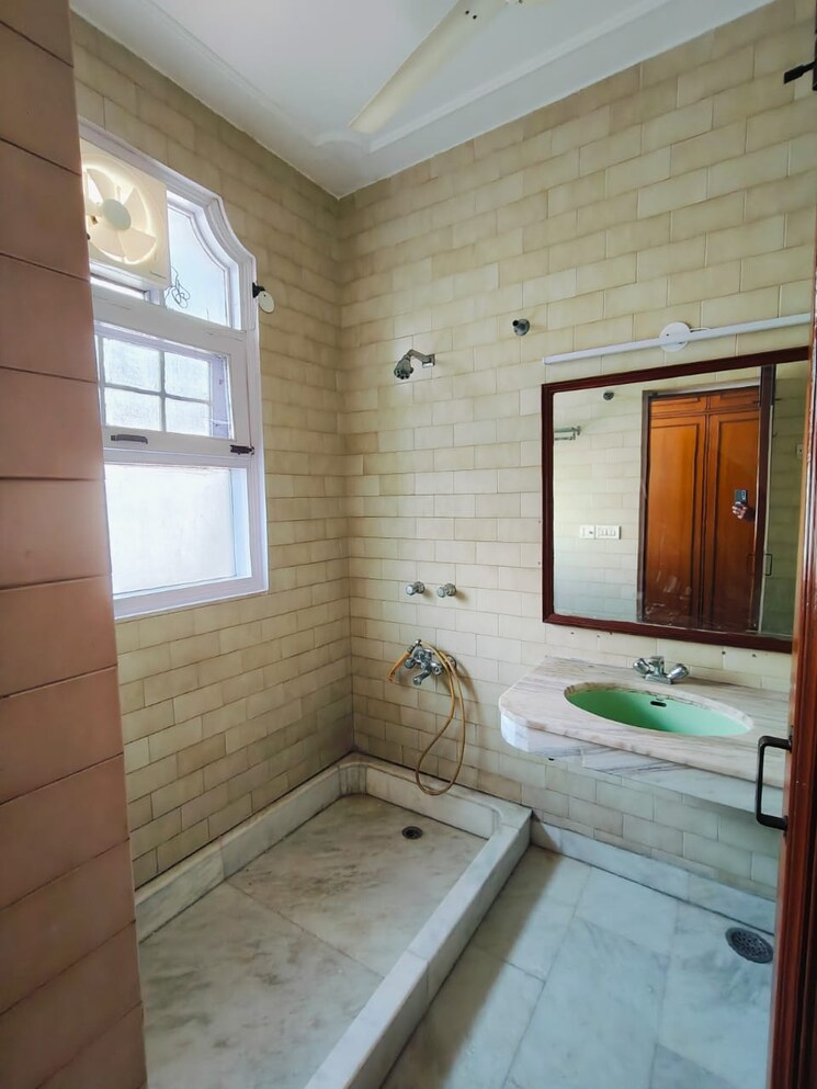 undefined, new friends colony 3 Bedroom 500 Sq.Yd. Builder Floor In New Friends Colony Delhi 8723766