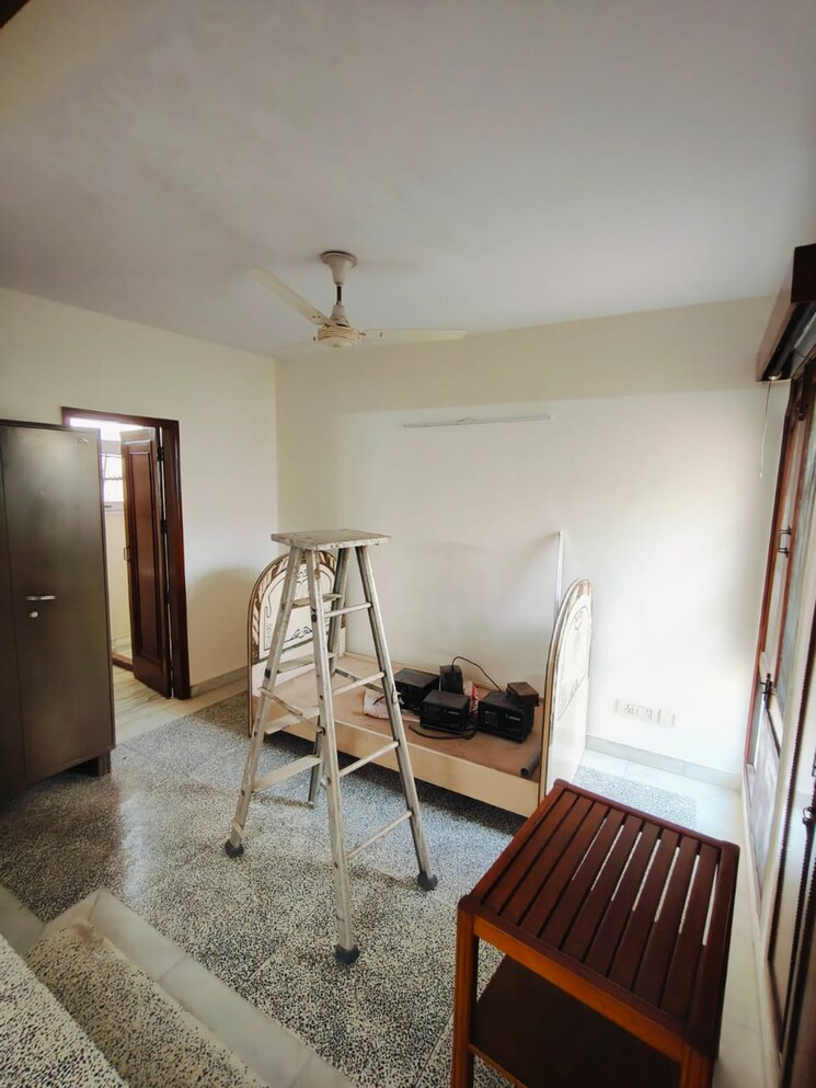 Living Room, new friends colony 3 Bedroom 500 Sq.Yd. Builder Floor In New Friends Colony Delhi 8723766