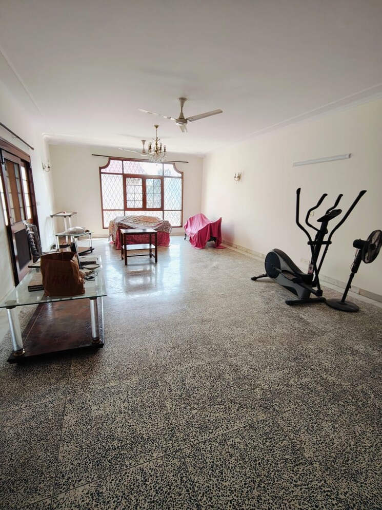 Gym, new friends colony 3 Bedroom 500 Sq.Yd. Builder Floor In New Friends Colony Delhi 8723766