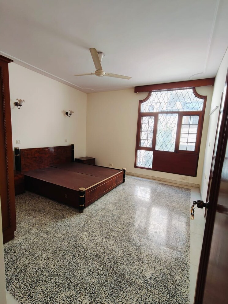 Room, new friends colony 3 Bedroom 500 Sq.Yd. Builder Floor In New Friends Colony Delhi 8723766