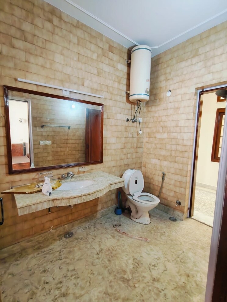 Living Room, new friends colony 3 Bedroom 500 Sq.Yd. Builder Floor In New Friends Colony Delhi 8723766