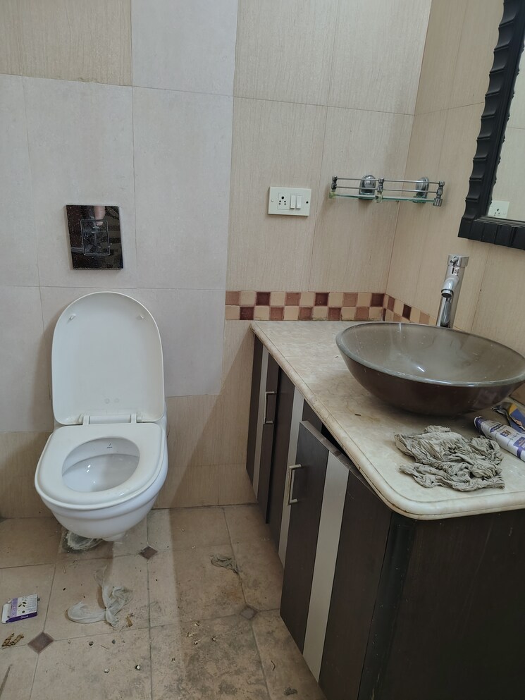 Bathroom, florence-nightingale-lane 4 Bedroom 2500 Sq.Ft. Apartment In Green Park Delhi 8723788