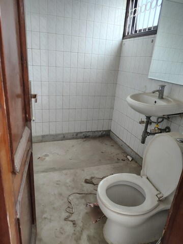 Bathroom in 4 BHK Apartment at Florence Nightingale Lane, Green Park – for Rent