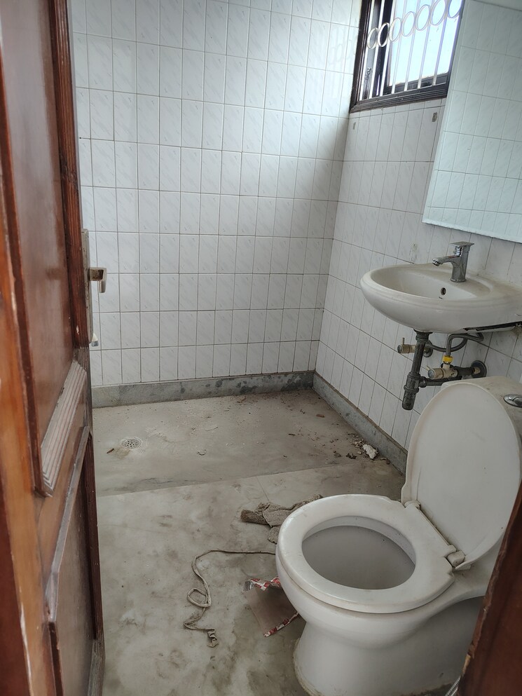 Bathroom, florence-nightingale-lane 4 Bedroom 2500 Sq.Ft. Apartment In Green Park Delhi 8723788