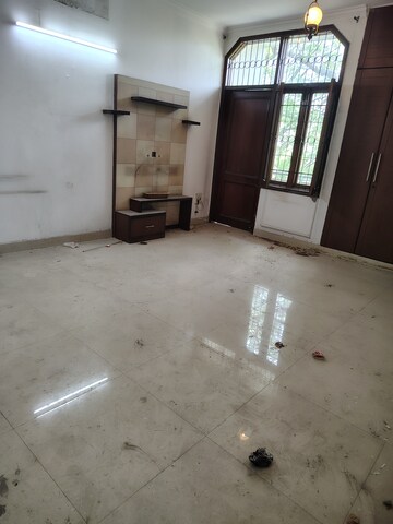 Furnished Amenities in 4 BHK Apartment at Florence Nightingale Lane, Green Park – for Rent
