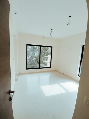 Room in 2.5 BHK Apartment at Laxmi Niwas Khar West, Khar West – for Sale
