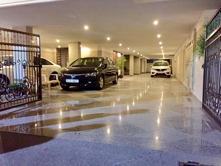  Parking, greater kailash i 3 Bedroom 315 Sq.Yd. Builder Floor In Greater Kailash I Delhi 8723851