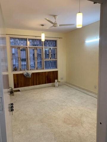 Room in 3 BHK Apartment at Ansal Sushant Estate, Sector 52 – for Rent