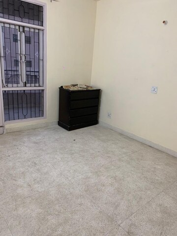 Room in 3 BHK Apartment at Ansal Sushant Estate, Sector 52 – for Rent