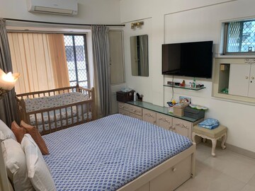 Bedroom in 2 BHK Apartment at Highland CHS, Pali Hill – for Rent