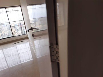 Room in 4 BHK Apartment at Swami Tower, Chembur – for Rent