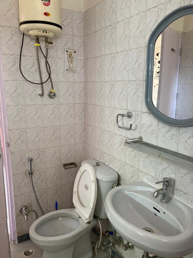 Bathroom, jalvayu-towers 2 Bedroom 800 Sq.Ft. Apartment In Sector 56 Gurgaon 8724009