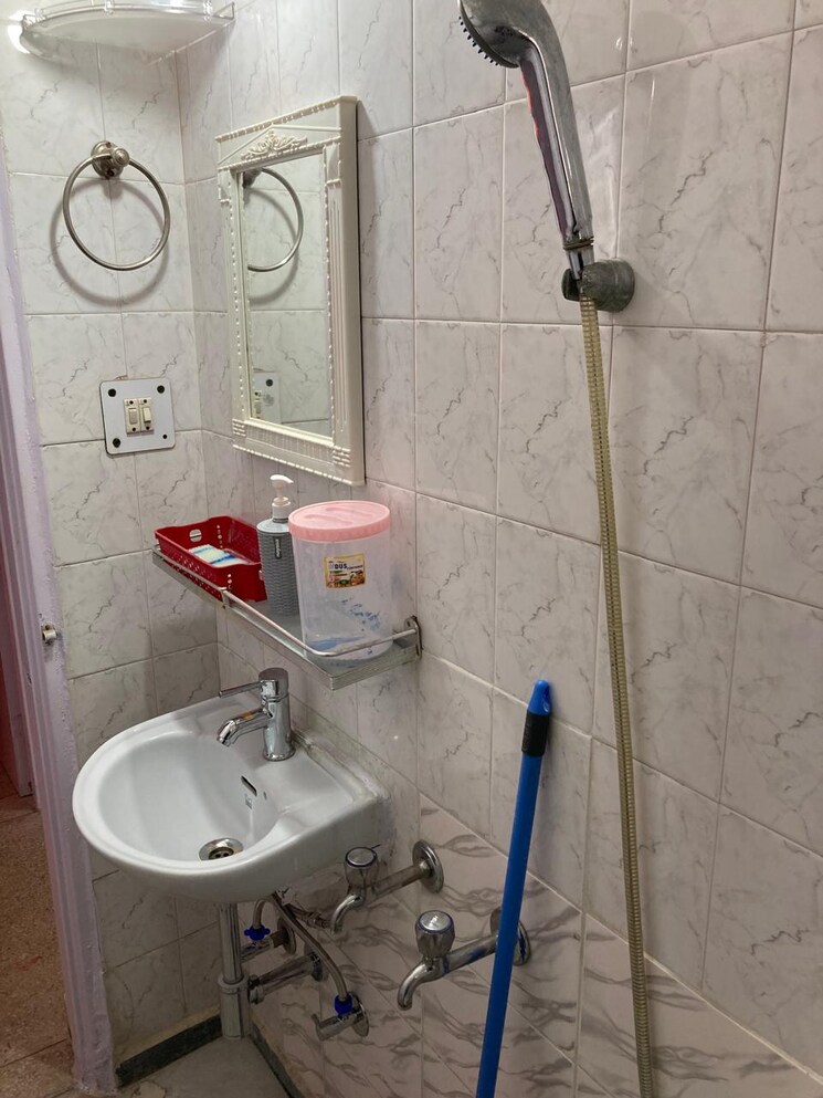 Bathroom, jalvayu-towers 2 Bedroom 800 Sq.Ft. Apartment In Sector 56 Gurgaon 8724009