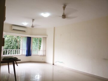 Room in 2.5 BHK Apartment at Pali Hill – for Rent