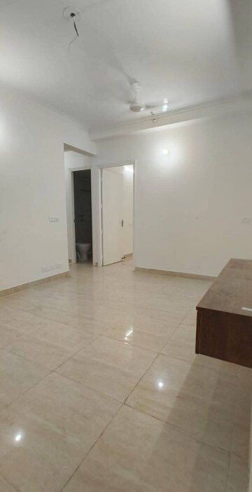 Room in 3 BHK Apartment at Gaur City 2 - 14th Avenue, Sector 16c Greater Noida – for Rent