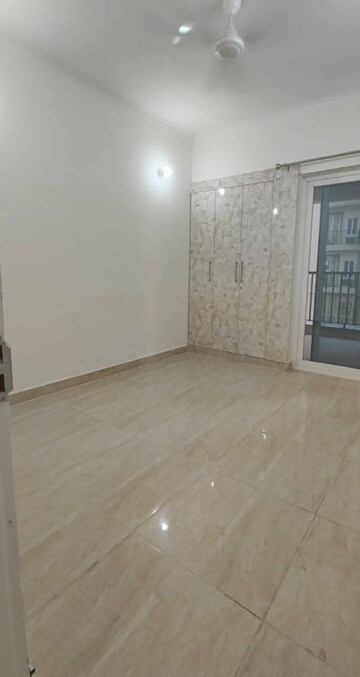 Room in 3 BHK Apartment at Gaur City 2 - 14th Avenue, Sector 16c Greater Noida – for Rent