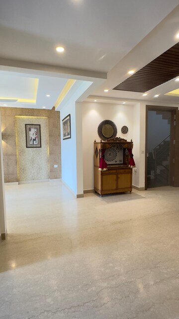Building Lobby in 4 BHK Builder Floor at Ansal Sushant Lok I, Sector 43 – for Rent