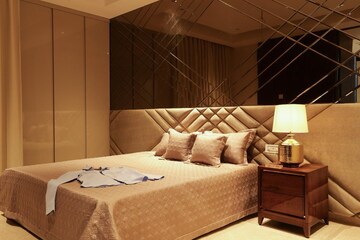 Bedroom in 3 BHK Builder Floor at Dlf Phase ii – for Sale