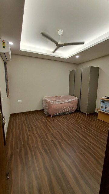 Room in 4 BHK Builder Floor at Ansal Sushant Lok I, Sector 43 – for Rent