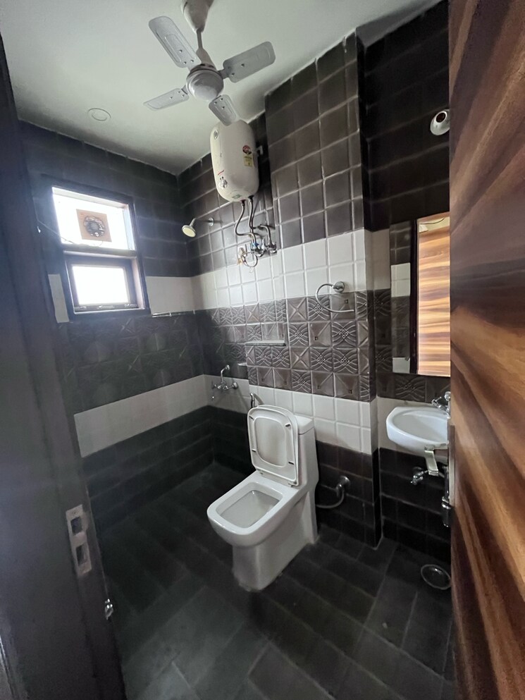 Bathroom, sector 43 3 Bedroom 1745 Sq.Ft. Builder Floor In Sector 43 Gurgaon 8724151
