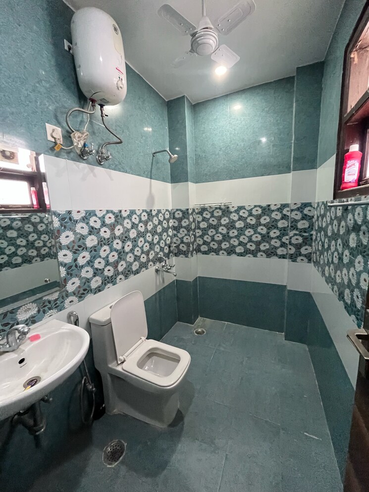 Attached Bathroom, sector 43 3 Bedroom 1745 Sq.Ft. Builder Floor In Sector 43 Gurgaon 8724151