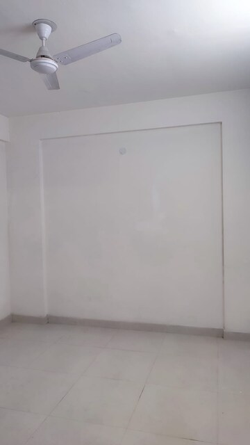Room in 2 BHK Apartment at Signature Orchard Avenue 2, Sector 93 – for Rent